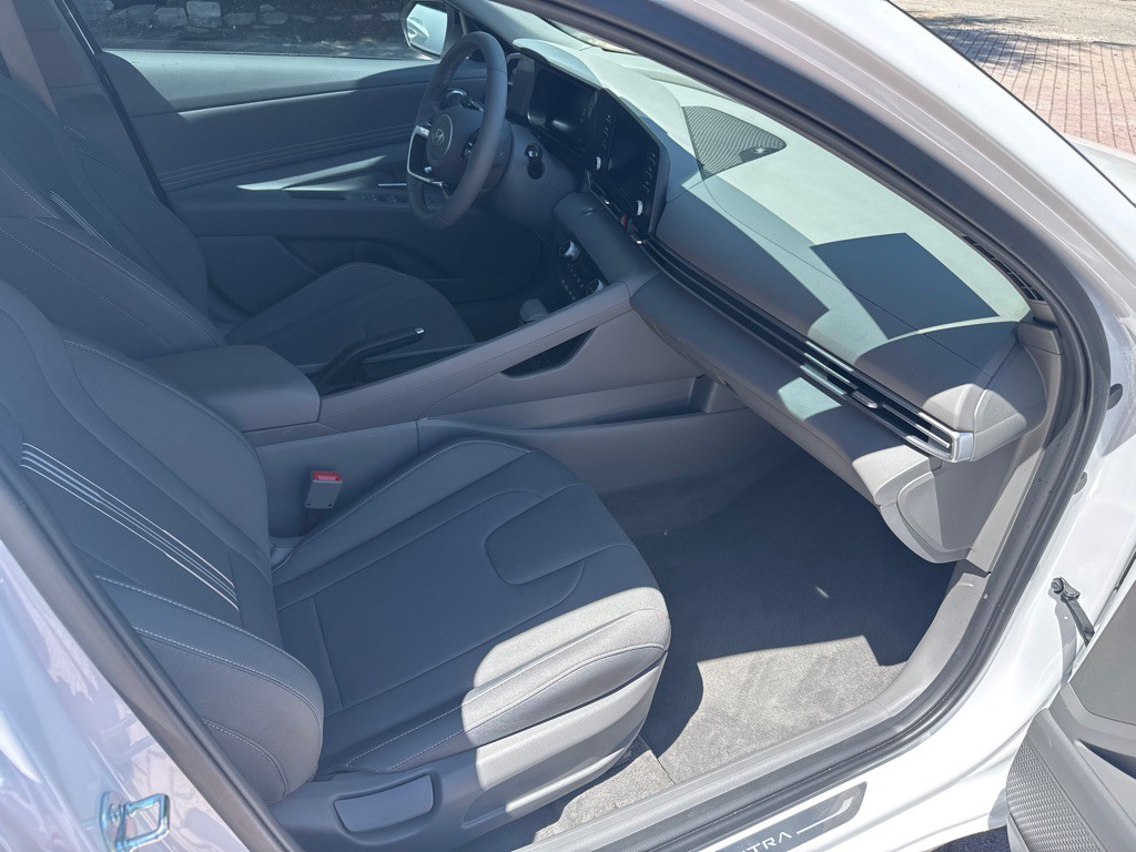 2025 Hyundai Elantra Image 24