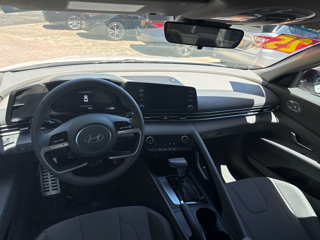 2025 Hyundai Elantra Image 27