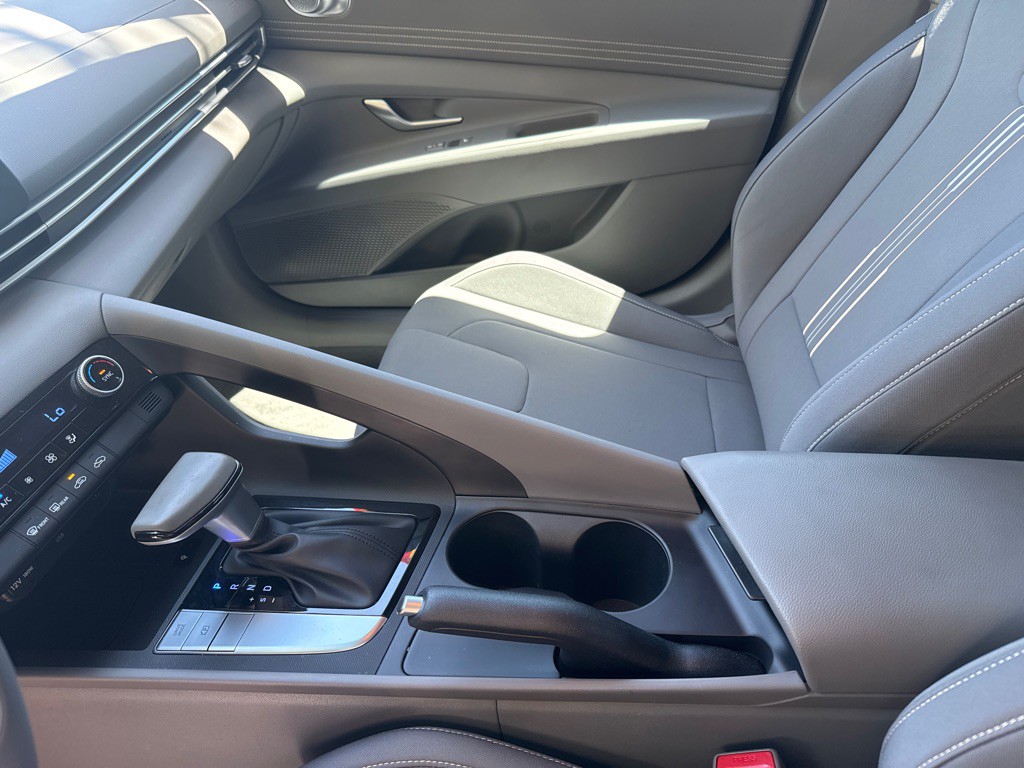 2025 Hyundai Elantra Image 40