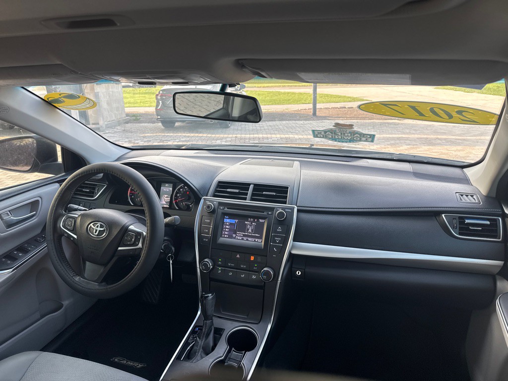 2017 Toyota Camry Image 16