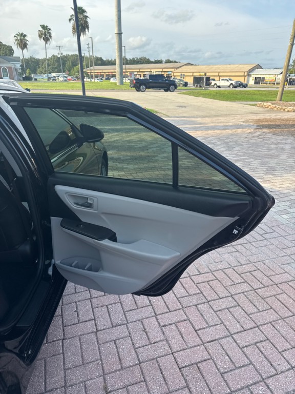 2017 Toyota Camry Image 17