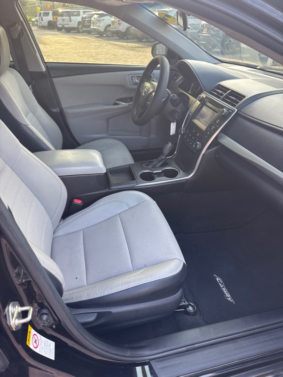 2017 Toyota Camry Image 19