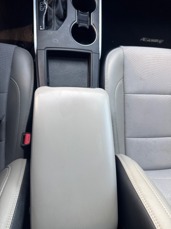 2017 Toyota Camry Image 32