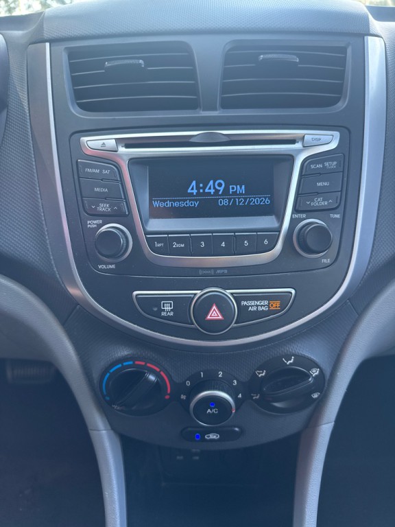 2015 Hyundai Accent Image 24
