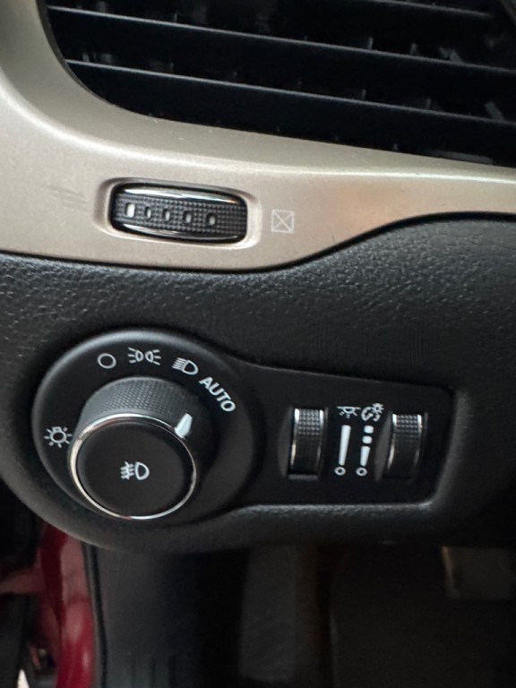 2015 Jeep Cherokee Image 21