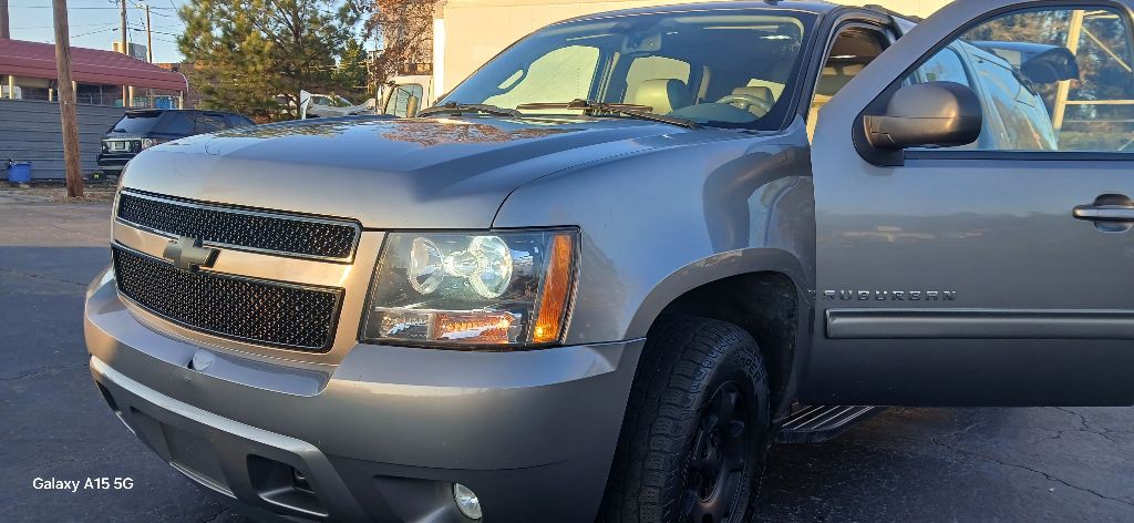 2012 Chevrolet Suburban Image 2