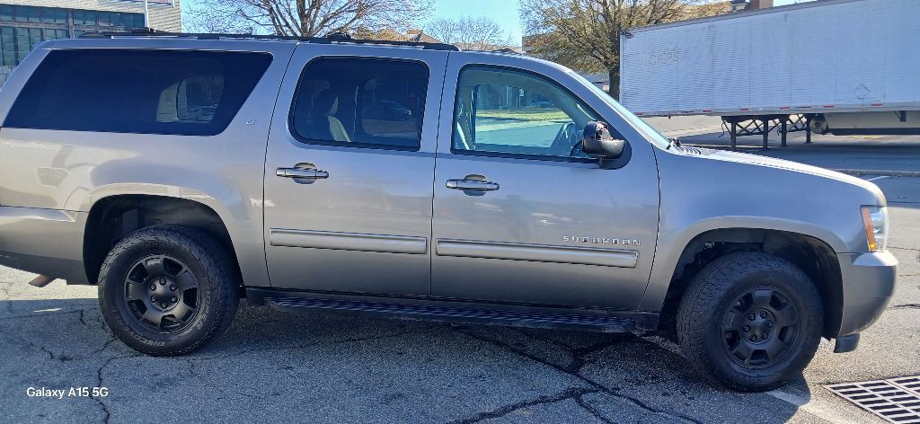 2012 Chevrolet Suburban Image 3