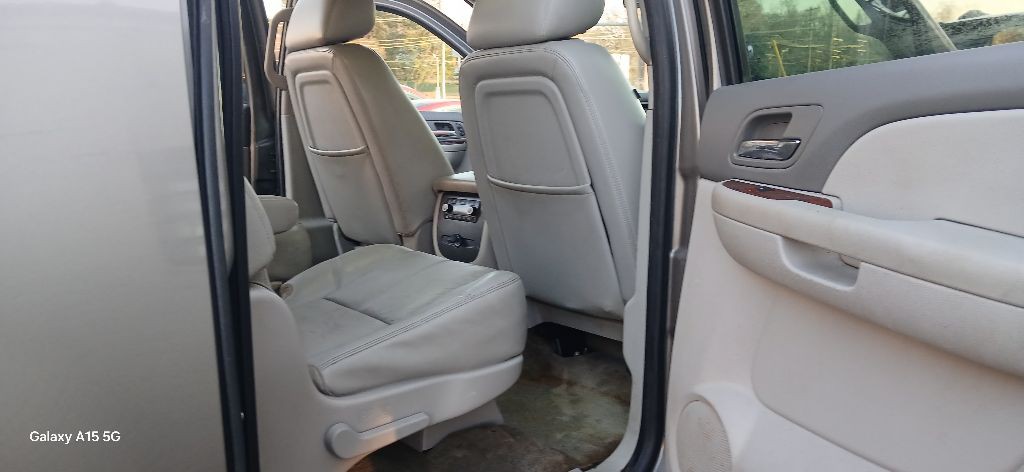 2012 Chevrolet Suburban Image 11
