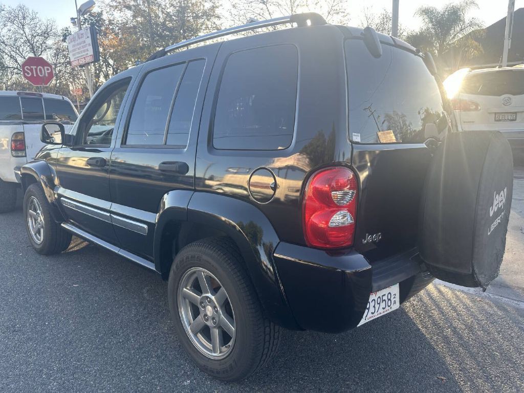 2005 Jeep Liberty Image 3