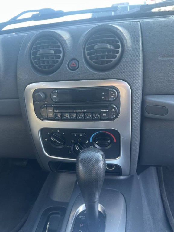 2005 Jeep Liberty Image 5