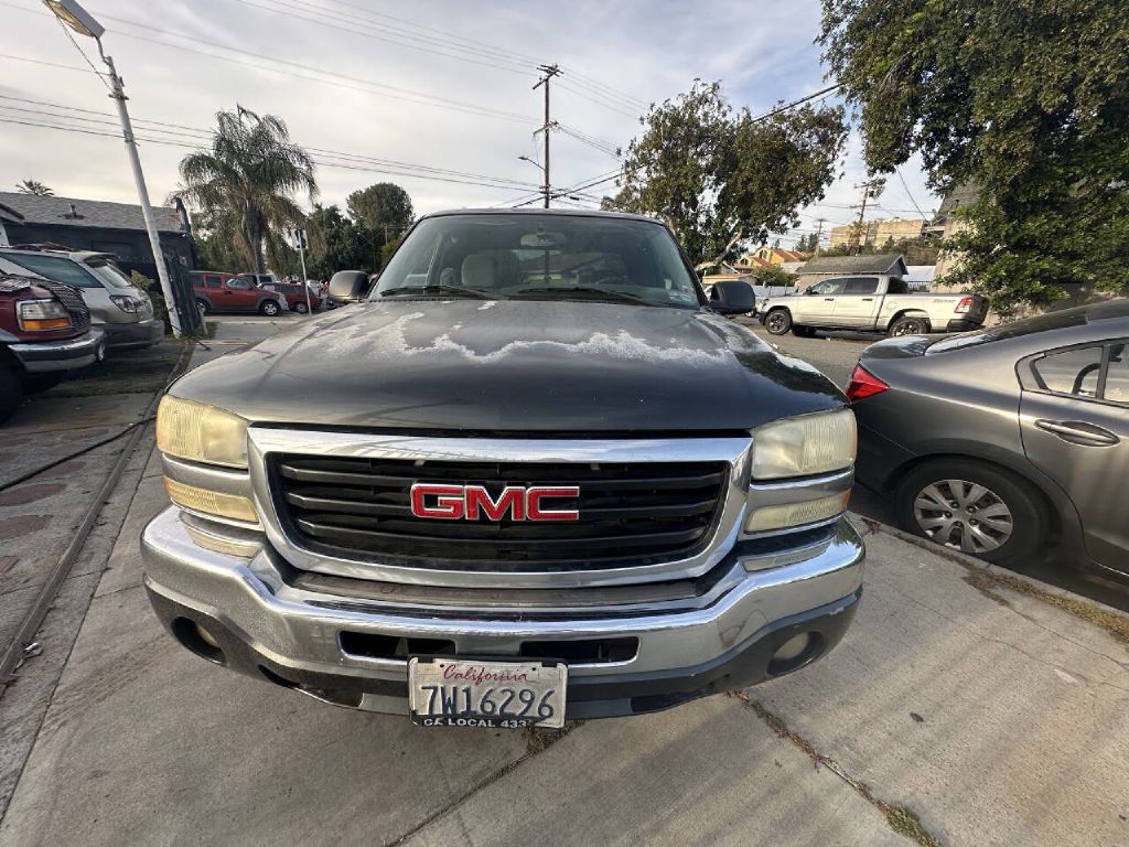 2005 GMC Sierra Image 2