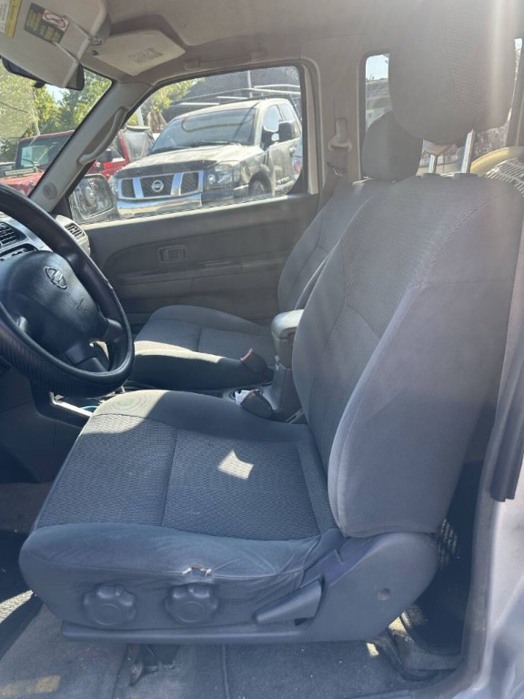 2004 Nissan Frontier Image 12