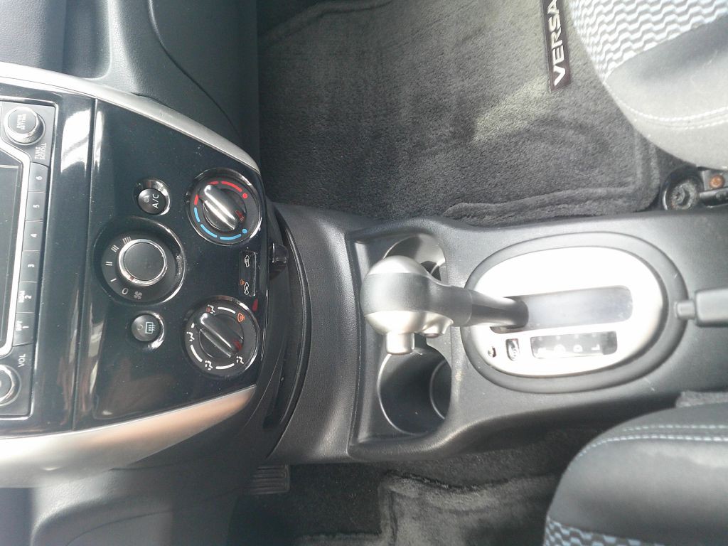 2016 Nissan Versa Image 9