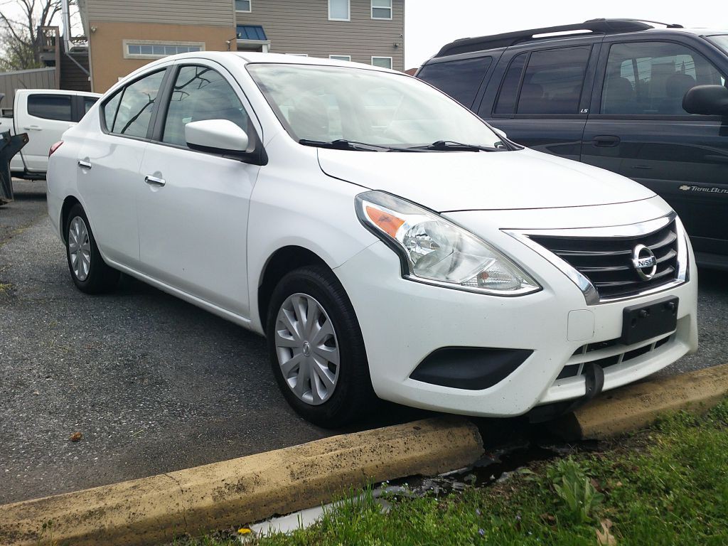 2019 Nissan Versa Image 2