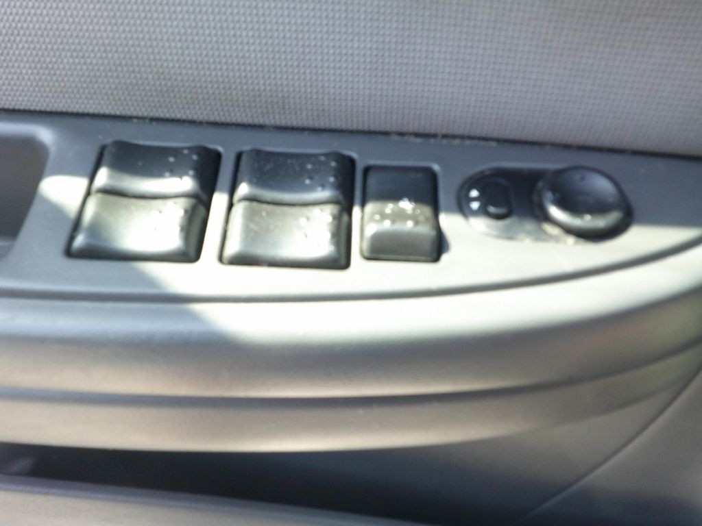2003 Saturn ION Image 6