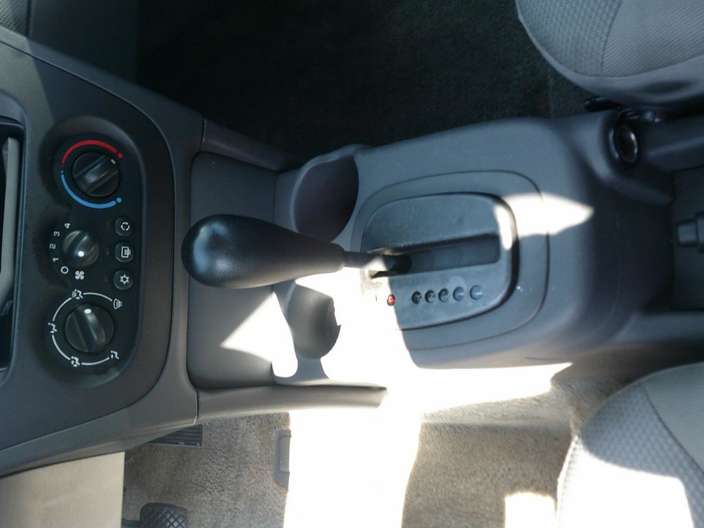 2003 Saturn ION Image 9