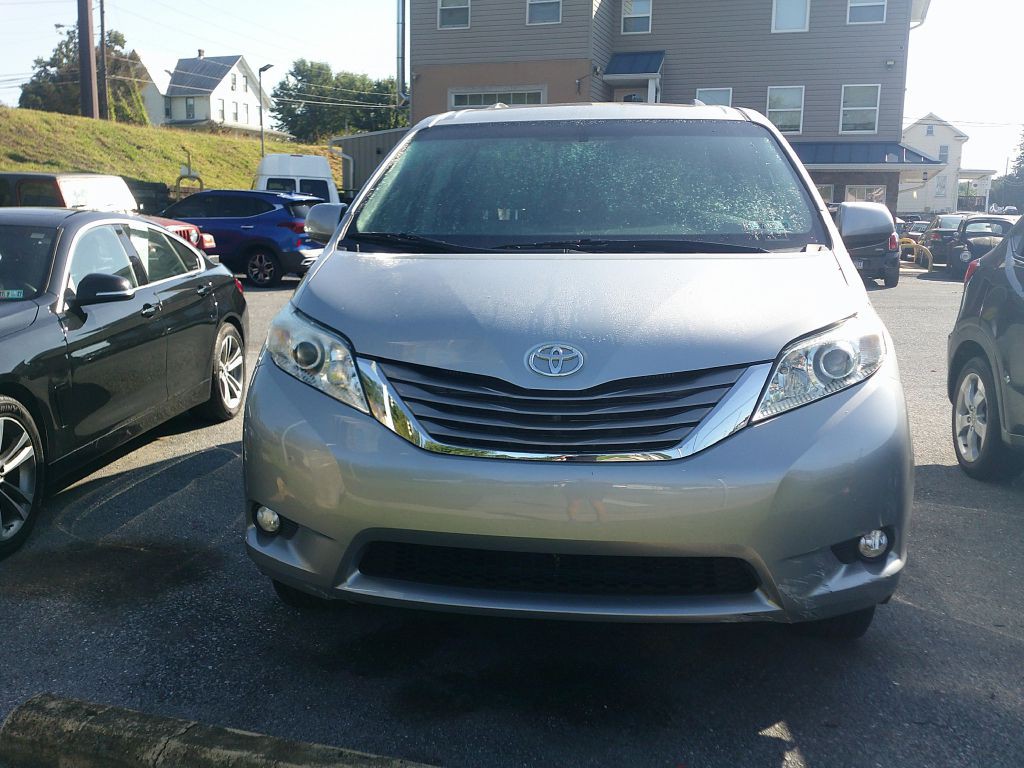 2016 Toyota Sienna Image 1