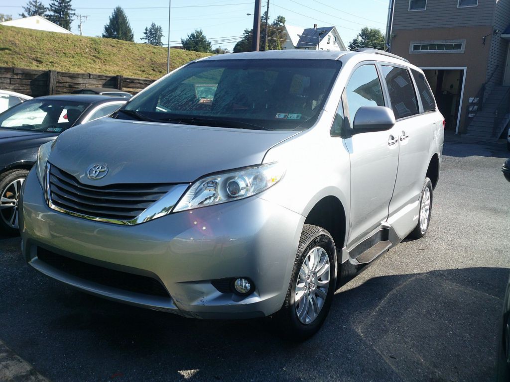 2016 Toyota Sienna Image 2