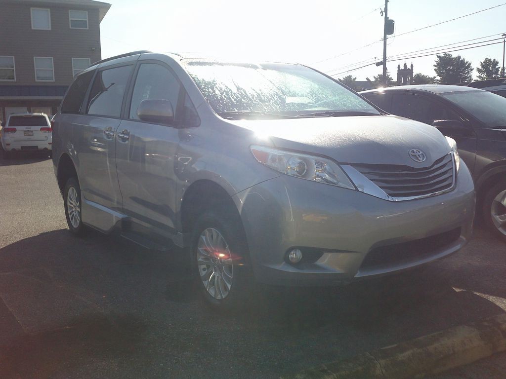 2016 Toyota Sienna Image 3