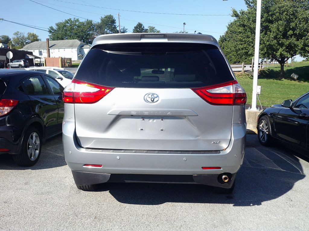 2016 Toyota Sienna Image 5