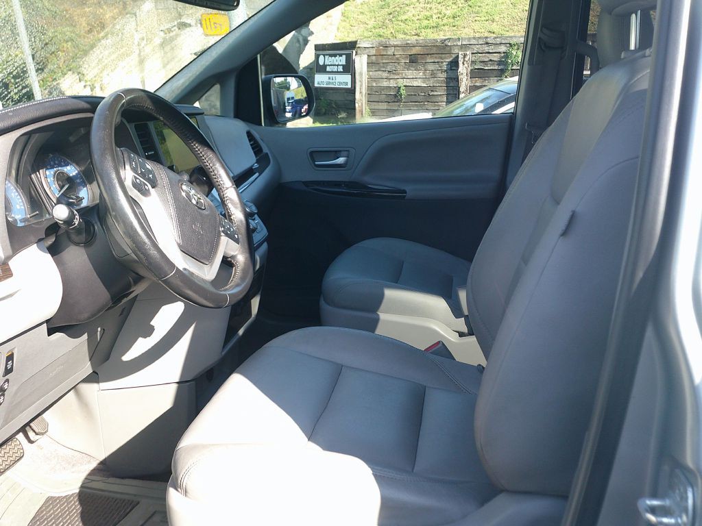 2016 Toyota Sienna Image 7