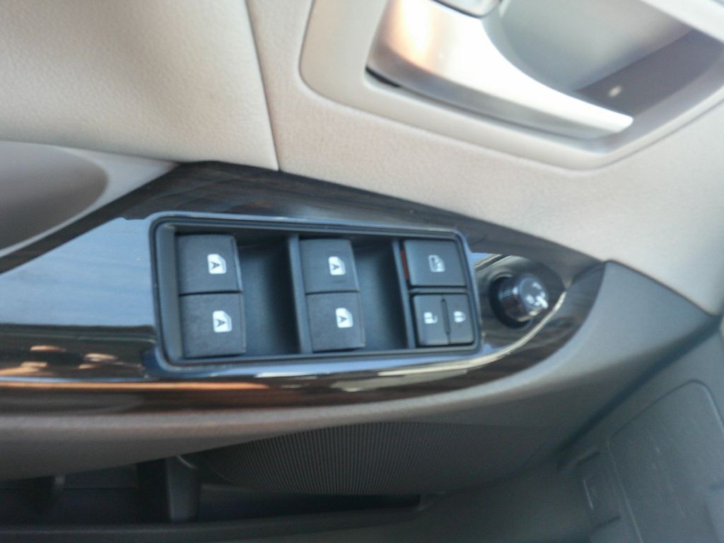 2016 Toyota Sienna Image 9