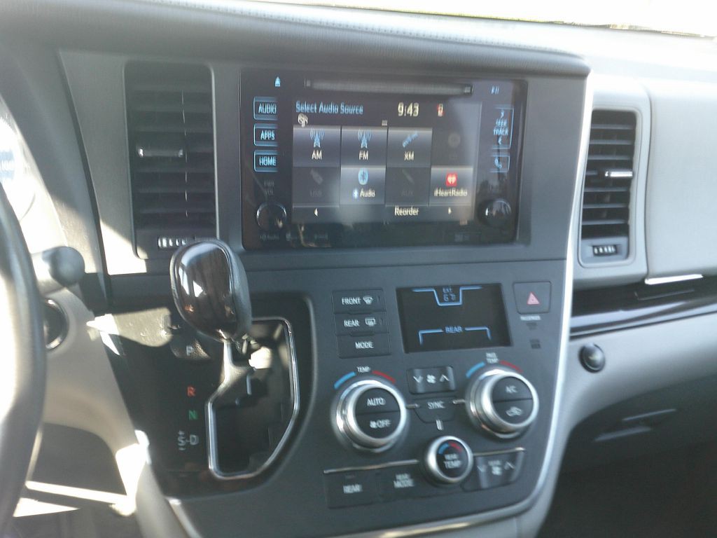 2016 Toyota Sienna Image 11