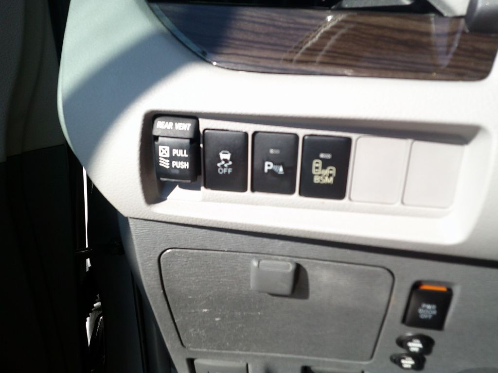 2016 Toyota Sienna Image 14