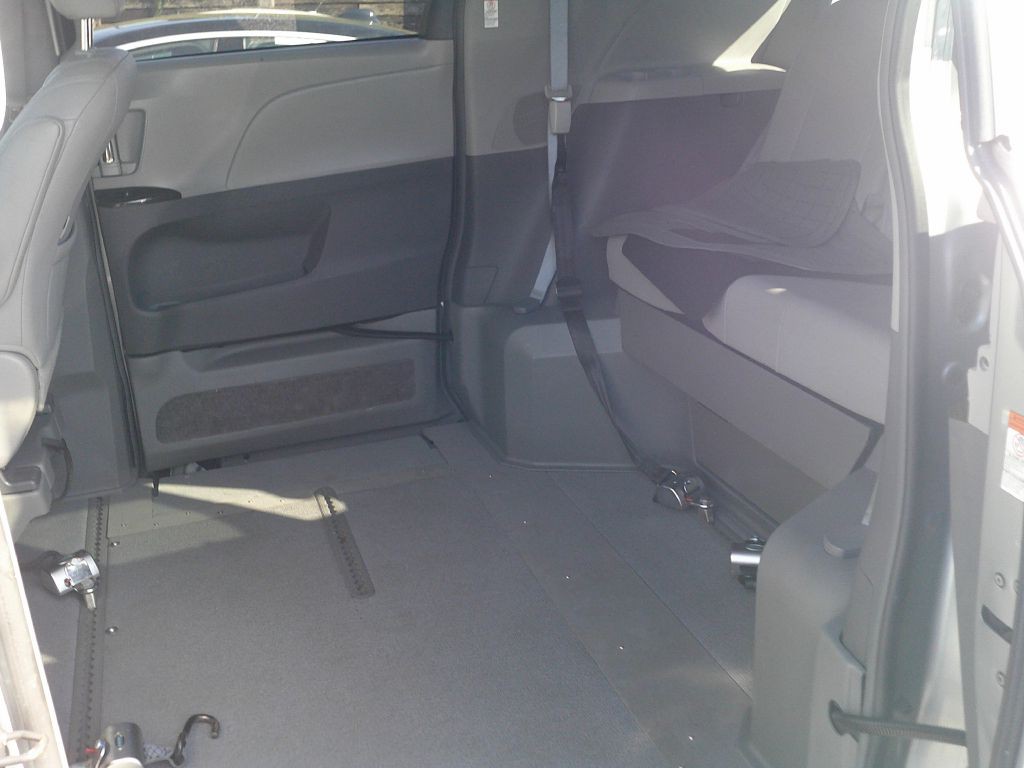 2016 Toyota Sienna Image 17
