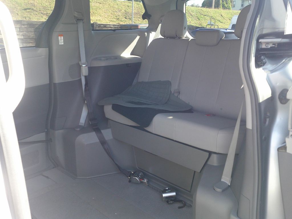 2016 Toyota Sienna Image 18