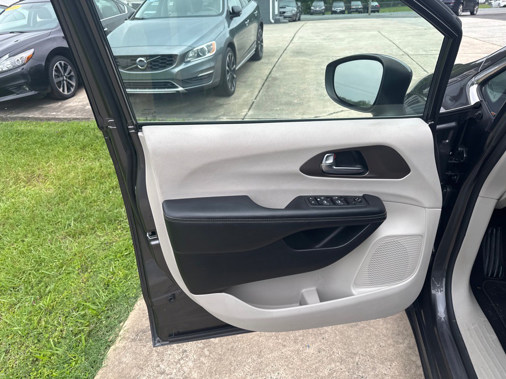 2020 Chrysler Voyager Image 15