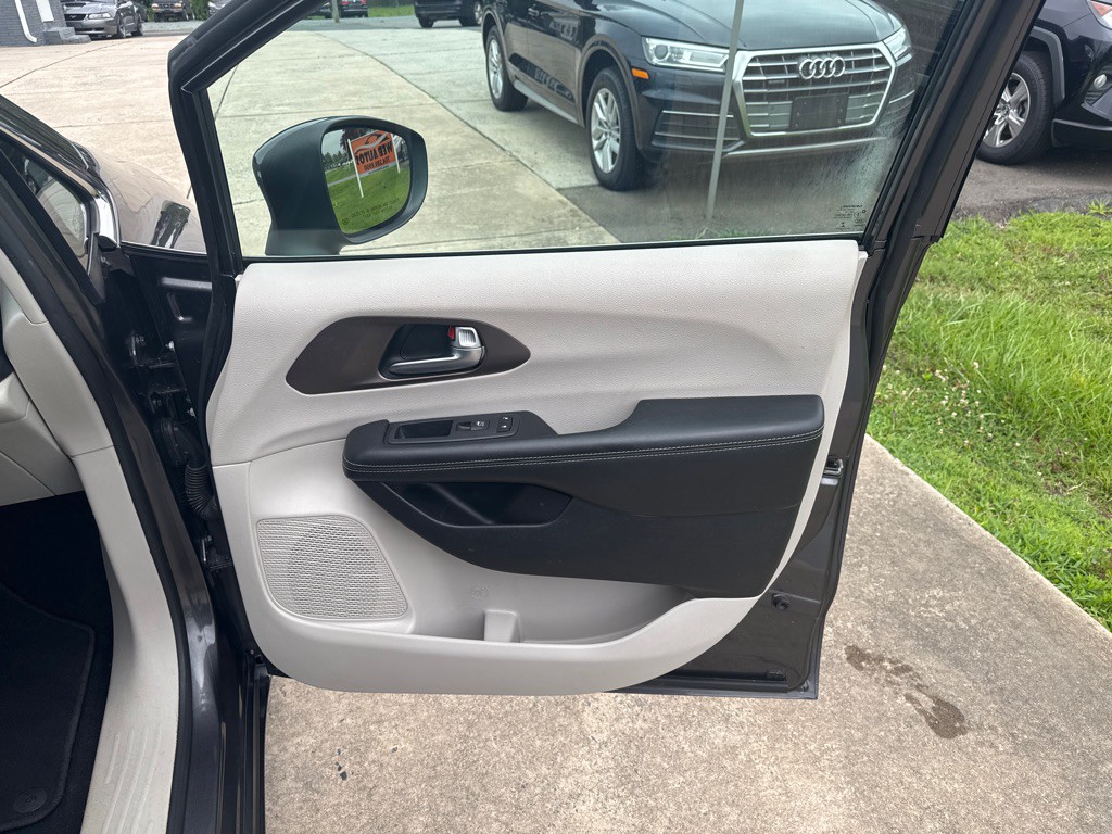 2020 Chrysler Voyager Image 16