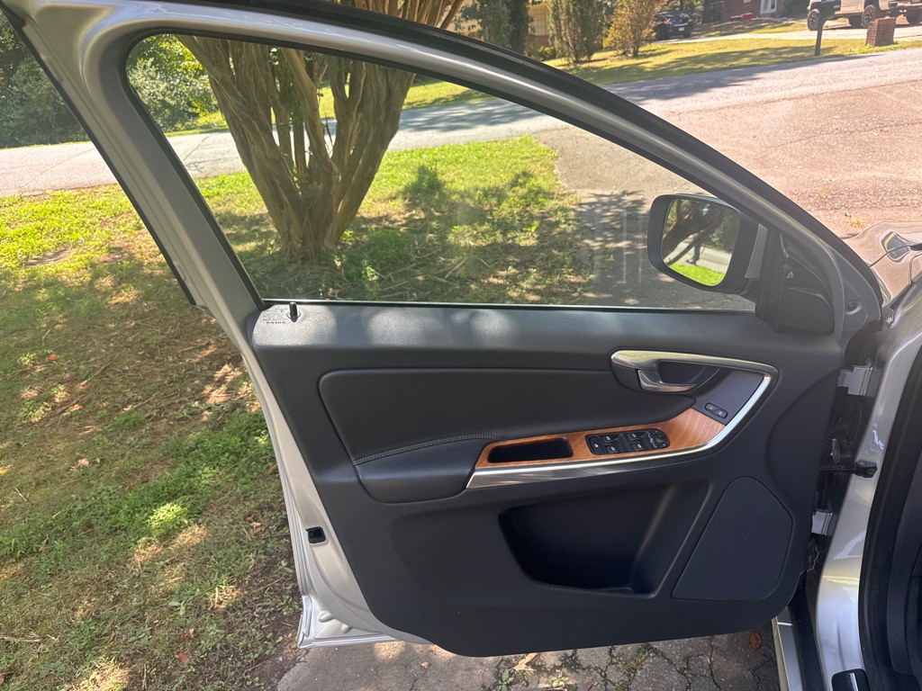 2017 Volvo XC60 Image 15