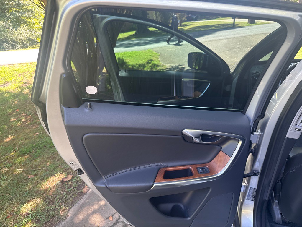 2017 Volvo XC60 Image 16