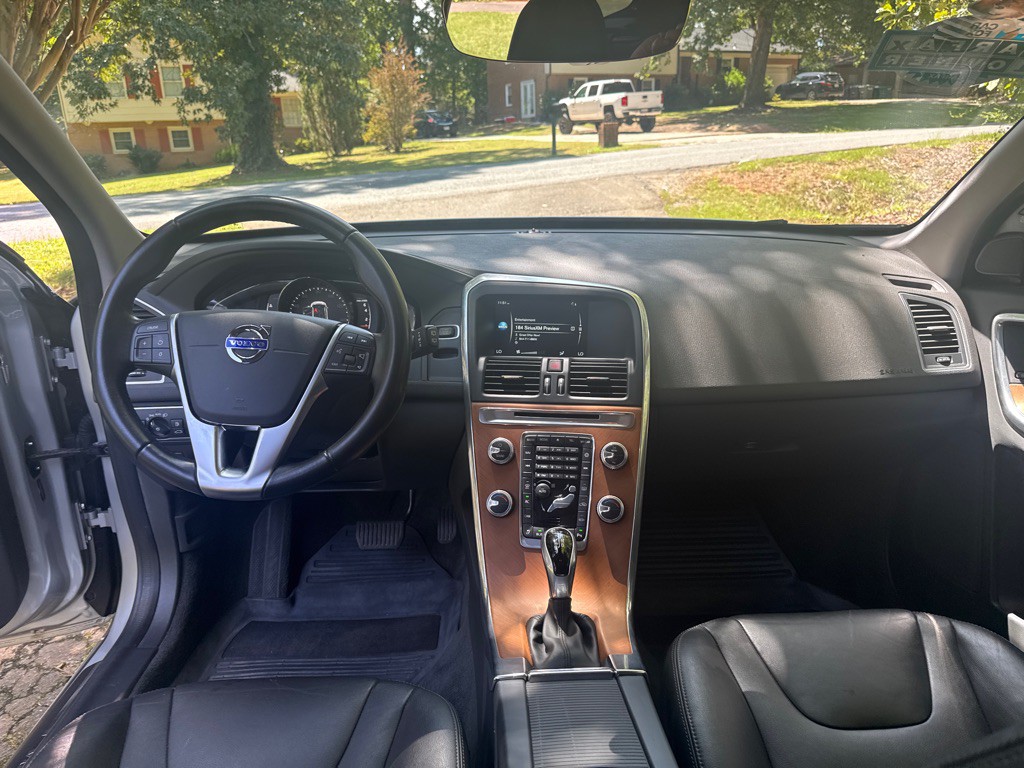 2017 Volvo XC60 Image 24