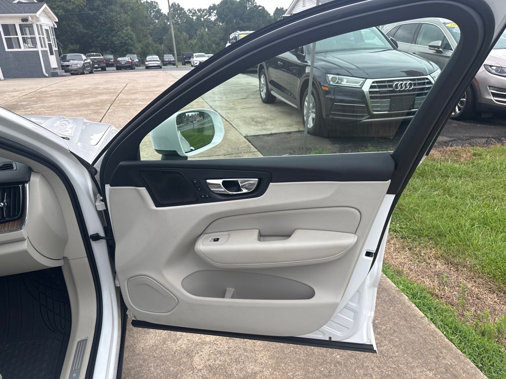 2019 Volvo XC60 Image 16