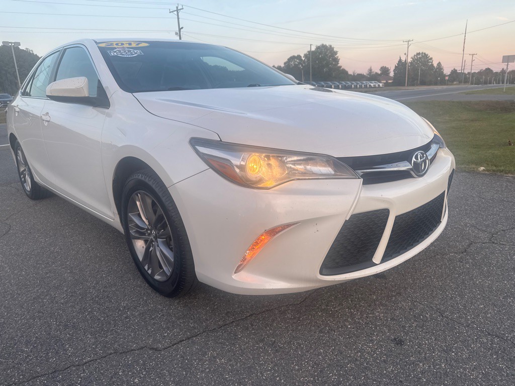 2017 Toyota Camry Image 3