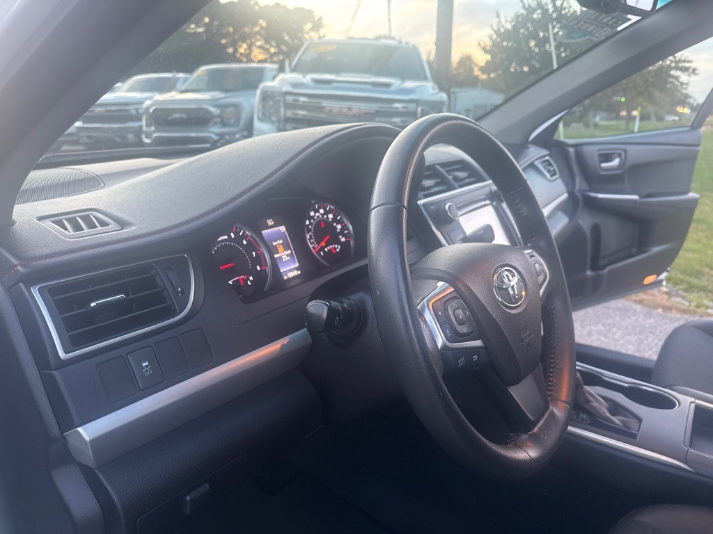 2017 Toyota Camry Image 16