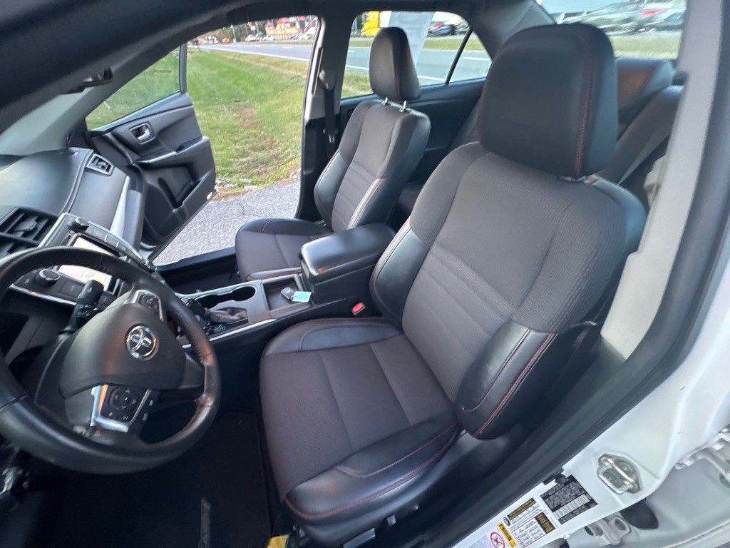2017 Toyota Camry Image 17
