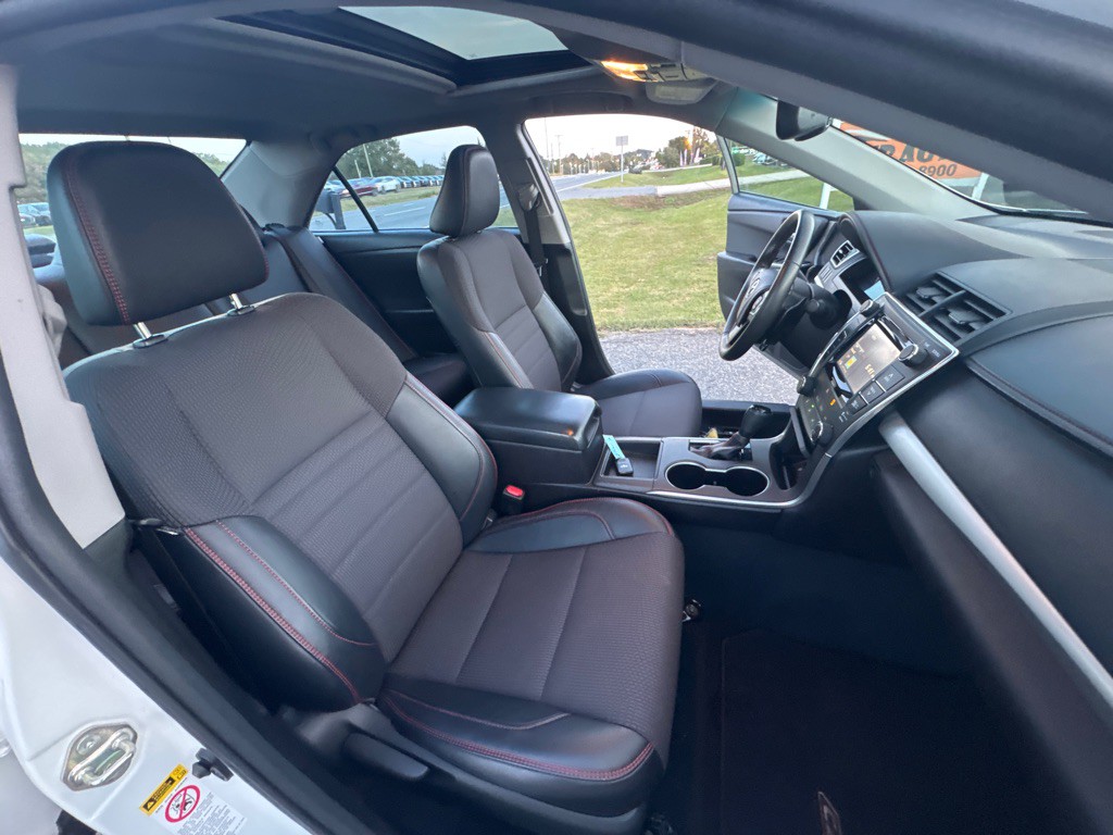 2017 Toyota Camry Image 18