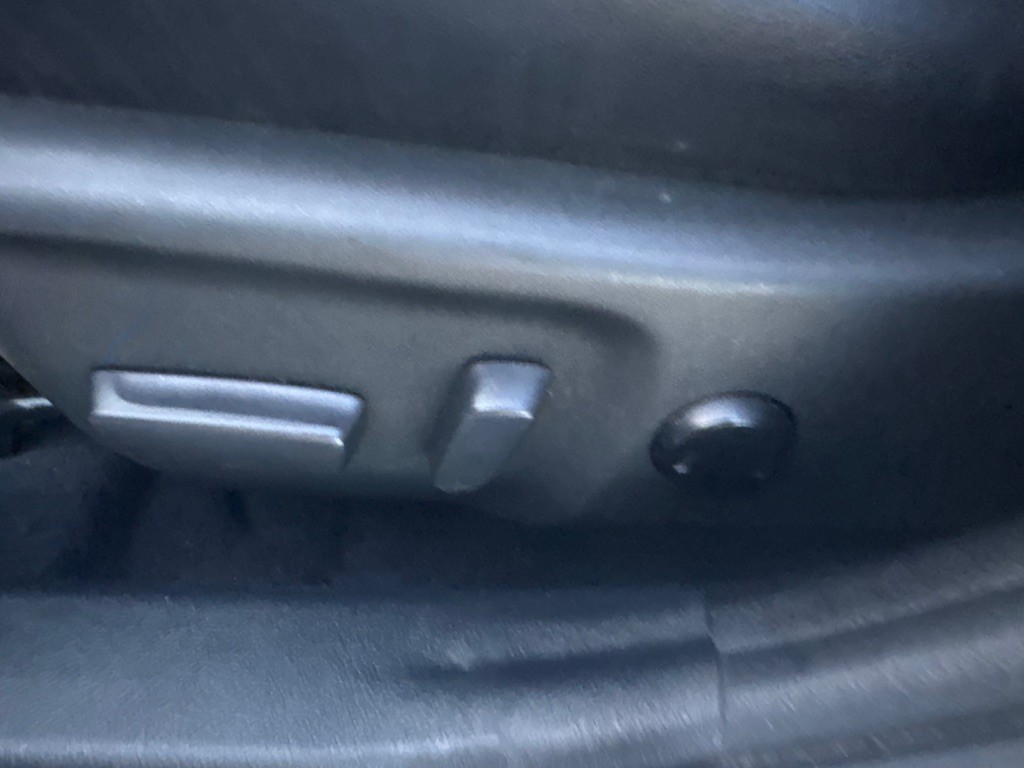 2017 Toyota Camry Image 19
