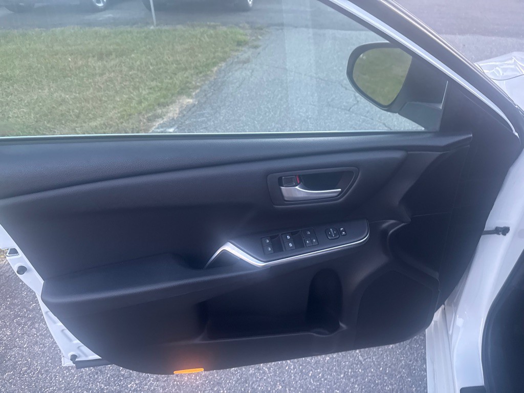 2017 Toyota Camry Image 30