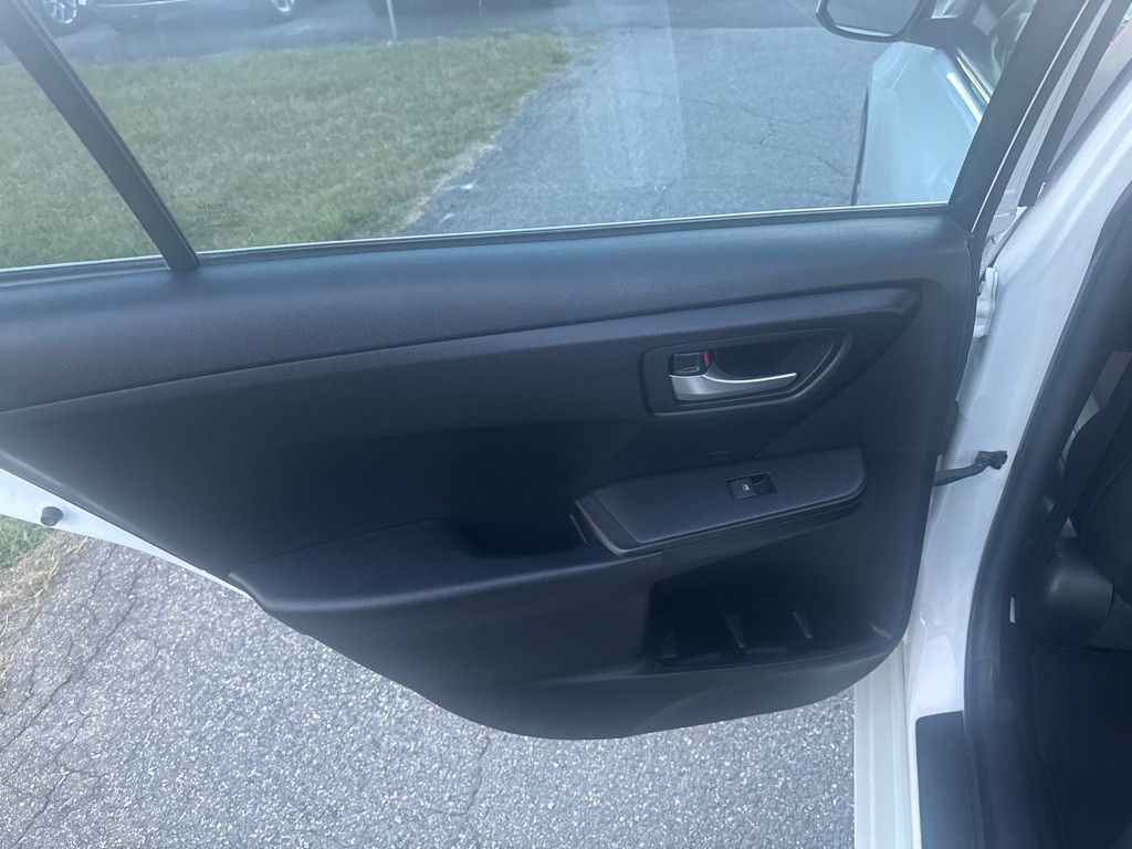 2017 Toyota Camry Image 31
