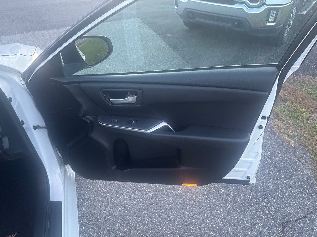 2017 Toyota Camry Image 32