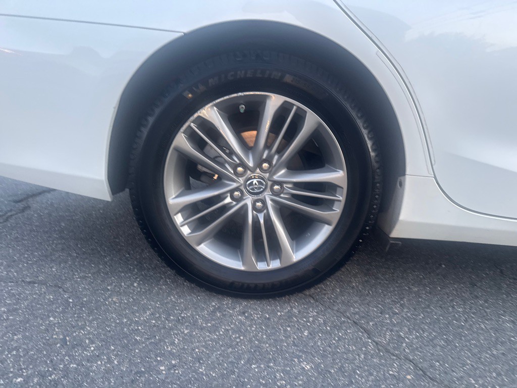 2017 Toyota Camry Image 35