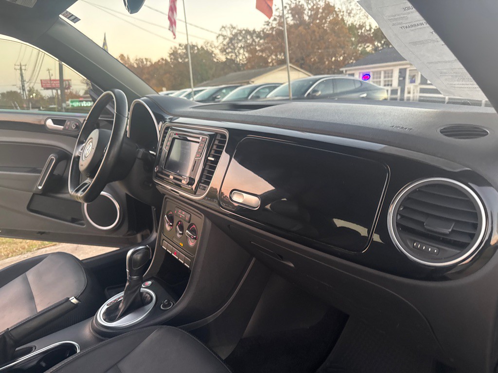 2016 Volkswagen Beetle Image 19