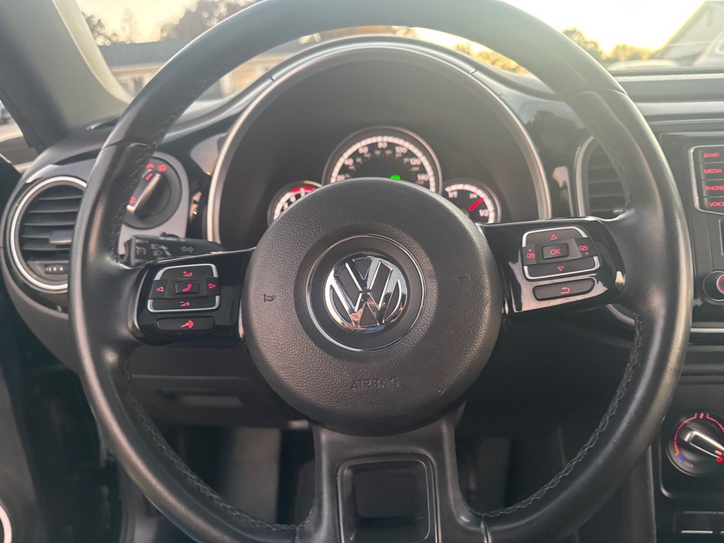 2016 Volkswagen Beetle Image 23