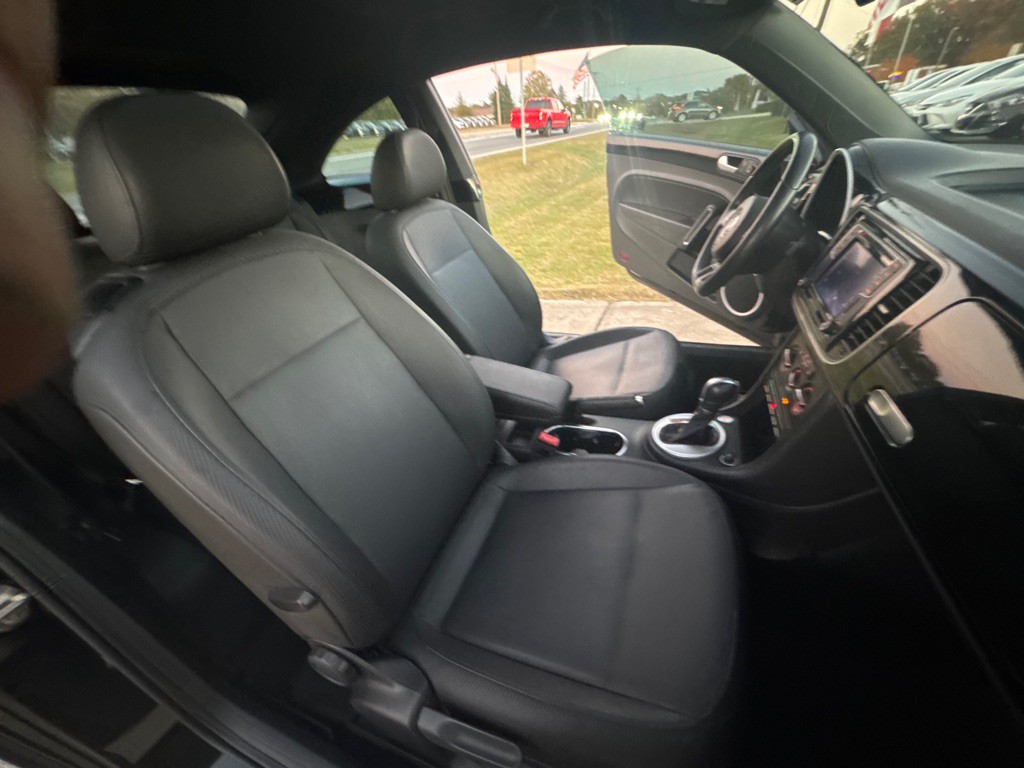 2016 Volkswagen Beetle Image 33