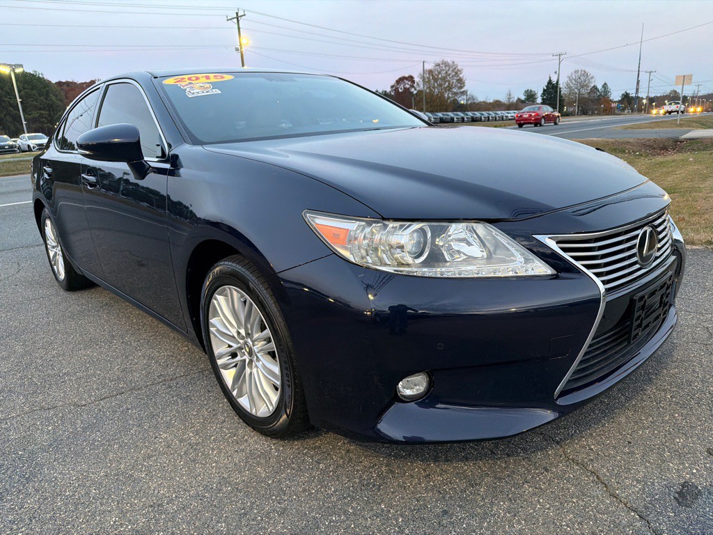 2015 Lexus ES Image 2