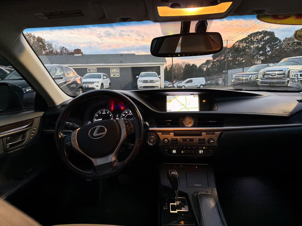 2015 Lexus ES Image 16